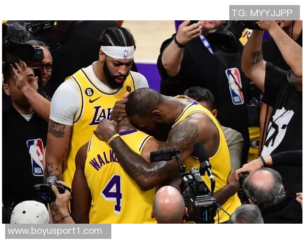 霍华德建议湖人留住卡鲁索和波普并签回考辛斯以增强夺冠实力